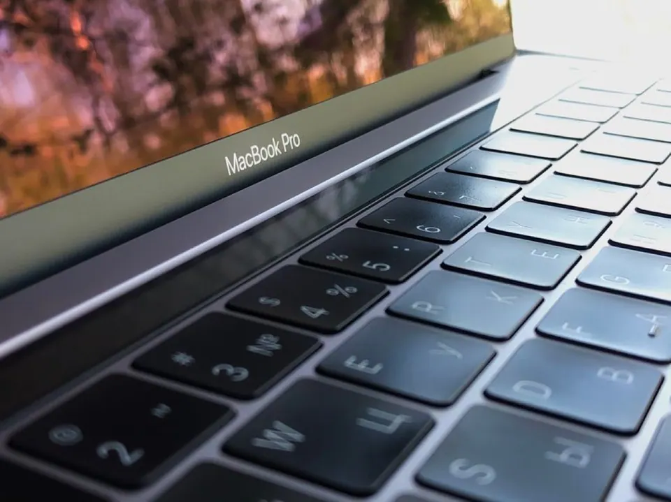 Cận cảnh bàn phím và viền màn hình MacBook Pro