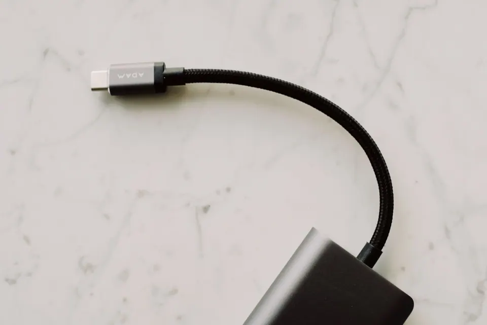 Cáp USB-C bện dù cắm vào củ sạc