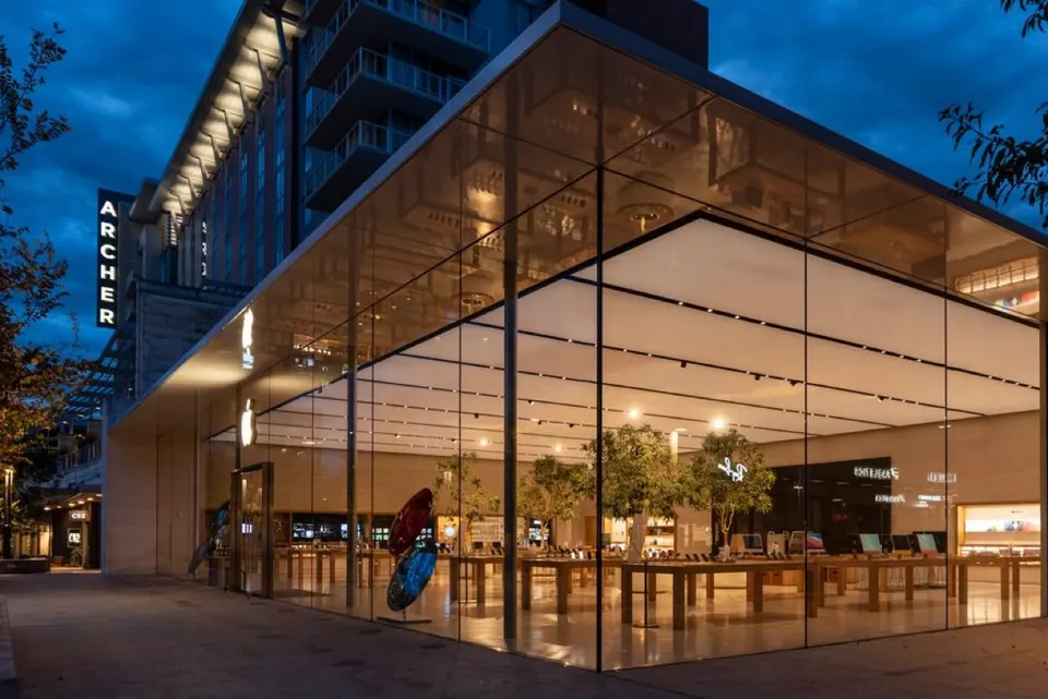 Apple Store mặt kính về đêm
