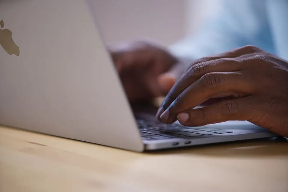 Người dùng soạn văn bản trên MacBook