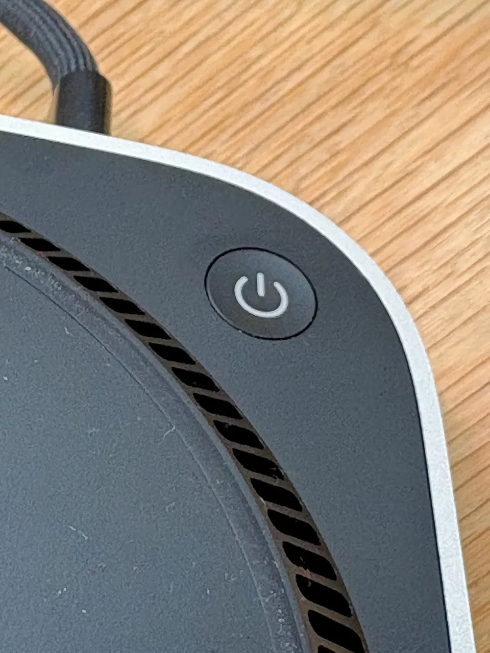 Nút nguồn nằm ở mặt đáy Mac mini M4