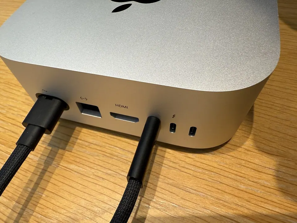 Mặt sau Mac mini M4 đang cắm dây mạng Ethernet và cáp nguồn