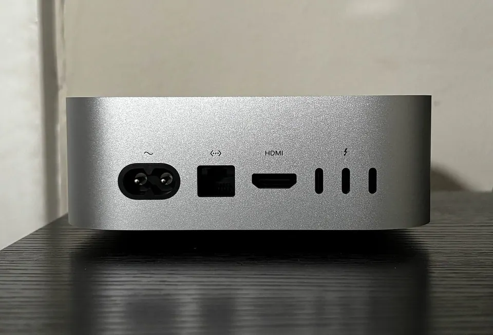 Các cổng phía sau Mac mini M4: nguồn, Ethernet, HDMI và Thunderbolt