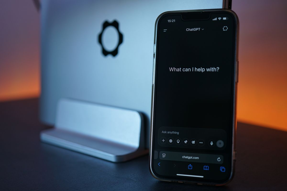 Sử dụng iPhone và MacBook cạnh nhau