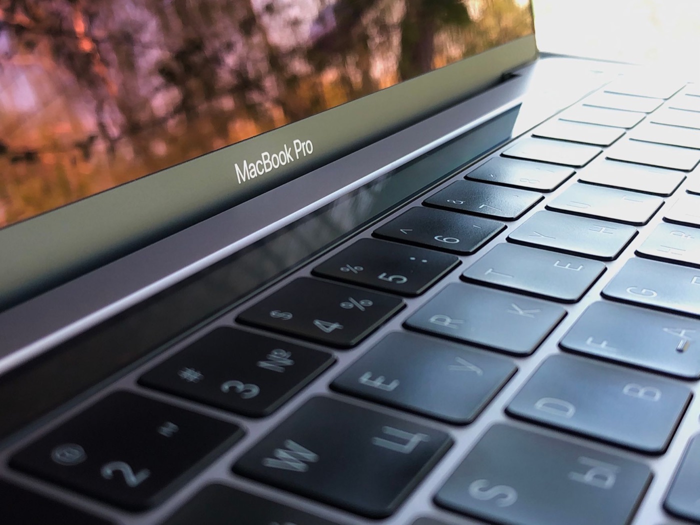Vệ sinh bàn phím MacBook đúng cách