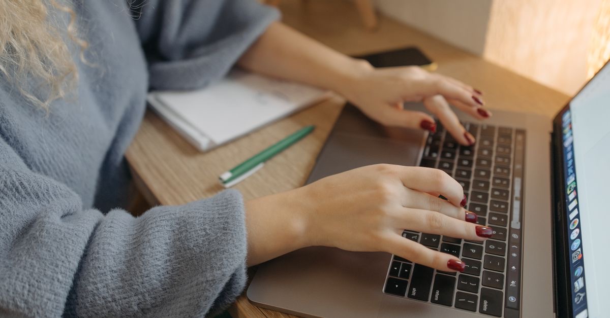 Gõ phím trên laptop