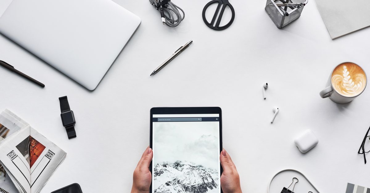 iPad và MacBook đặt cạnh nhau