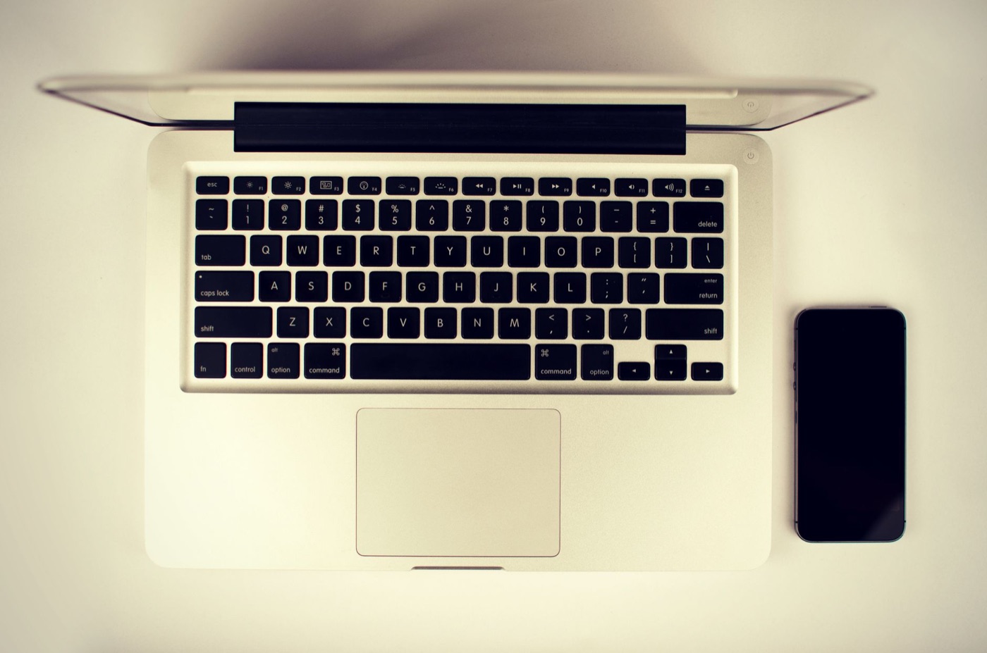 Làm việc với MacBook Air tại không gian tối giản
