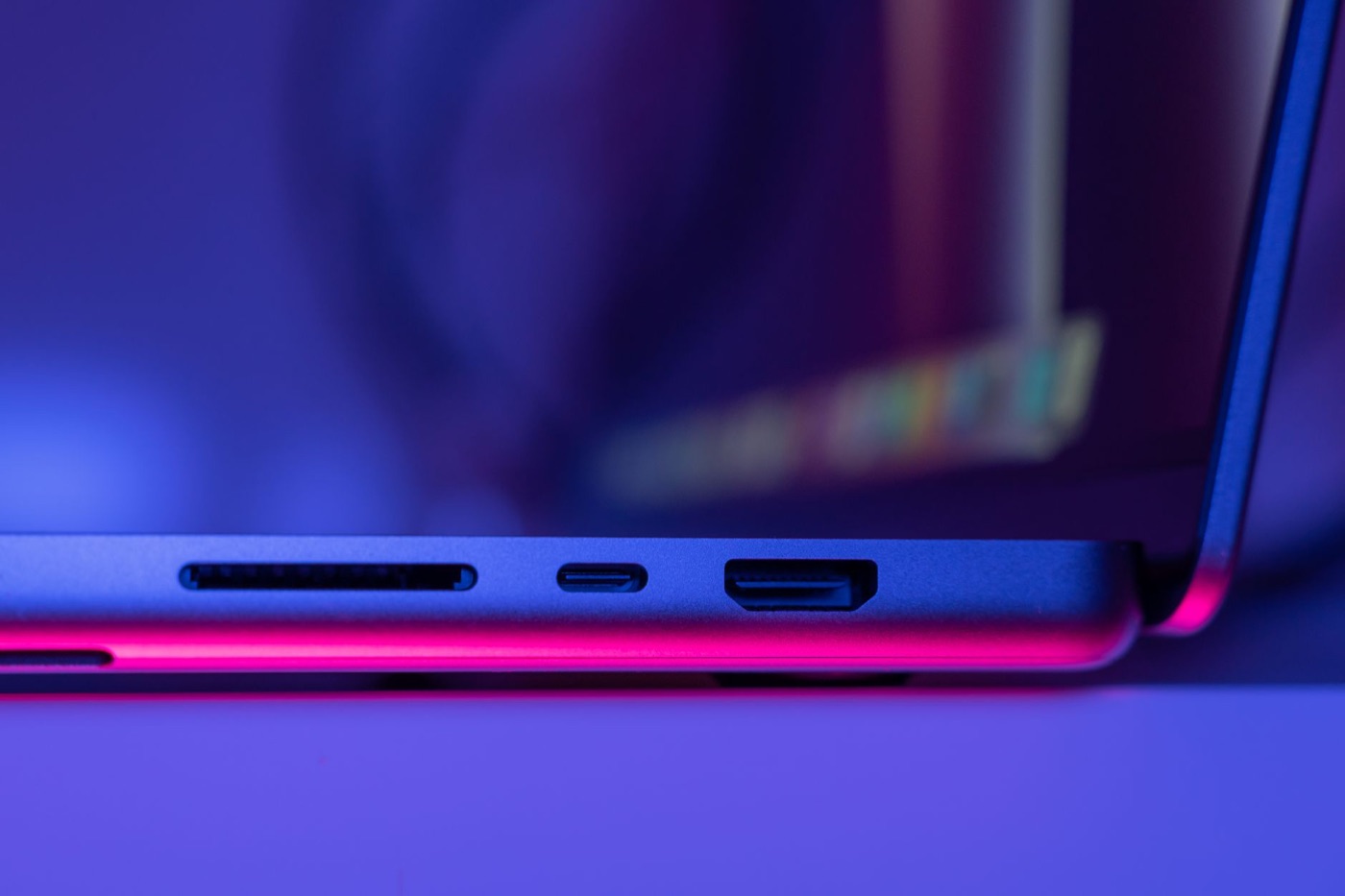 Cổng kết nối bên hông MacBook Pro