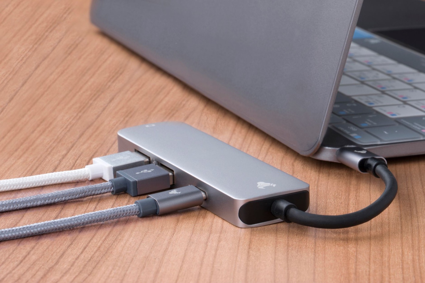 Cổng sạc và cáp kết nối MacBook