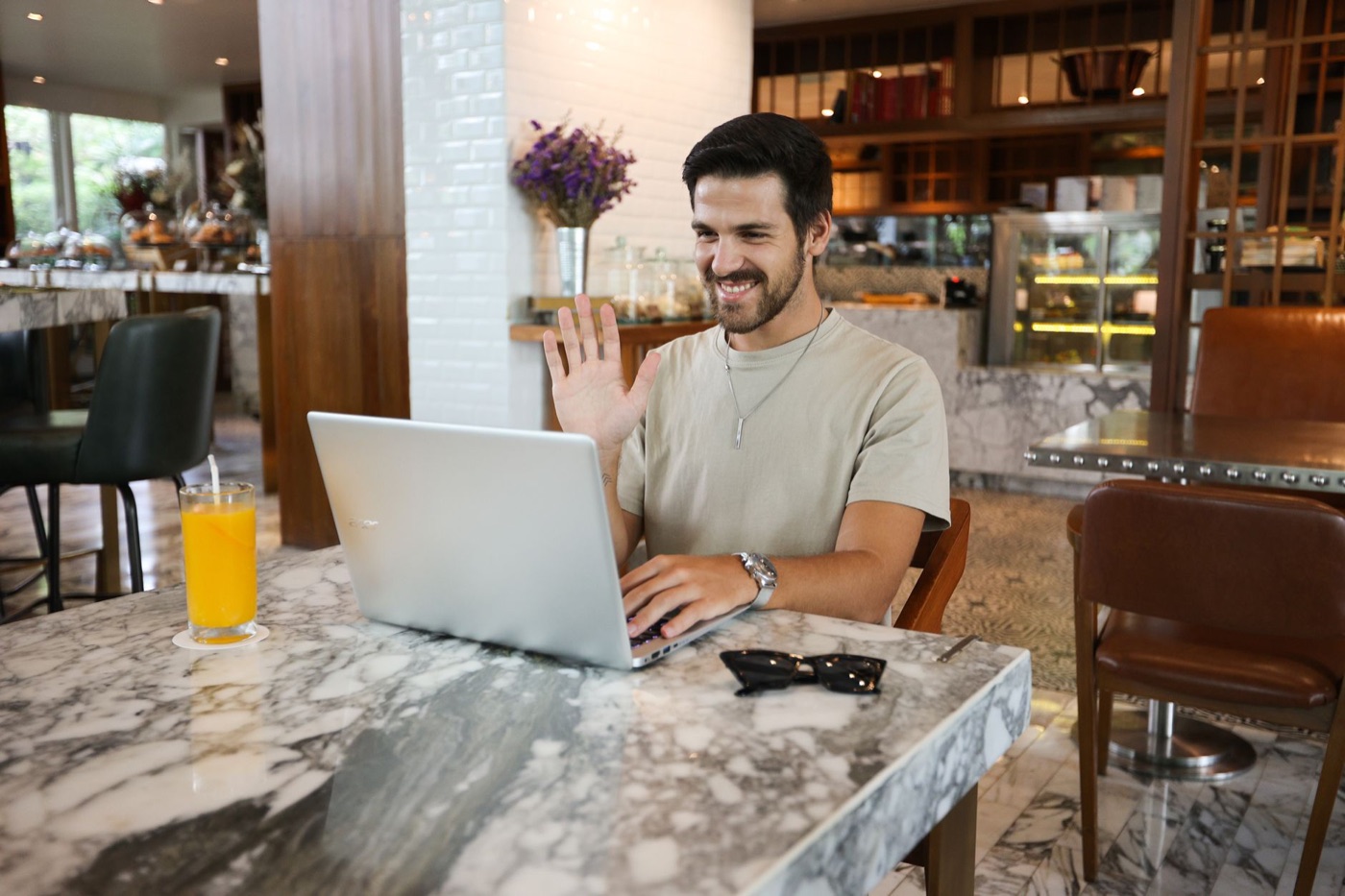 Người làm việc với laptop tại quán cà phê
