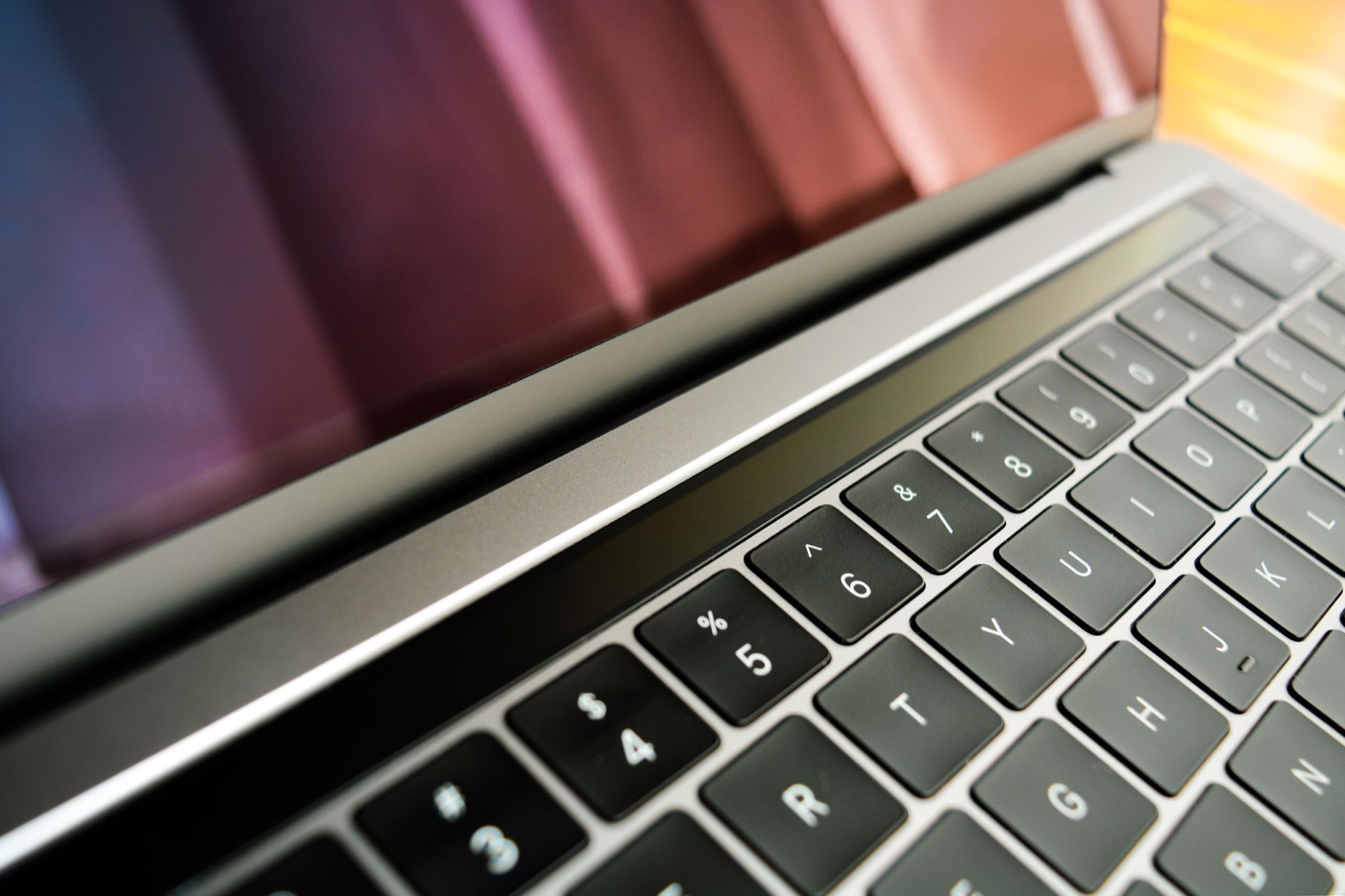 Kiểm tra thông tin số serial trên laptop trước khi mua