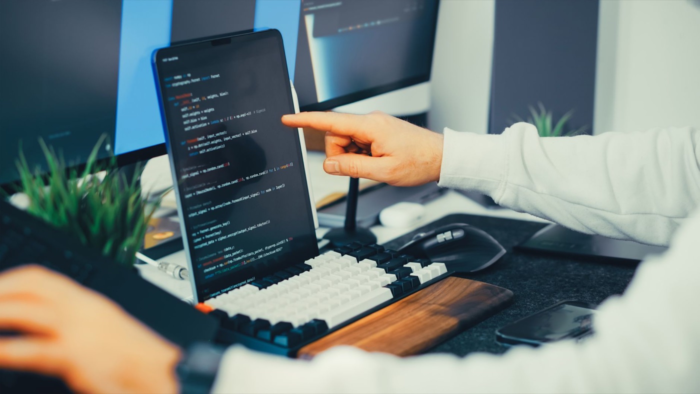 Kiểm tra bàn phím và các cổng kết nối của laptop cũ