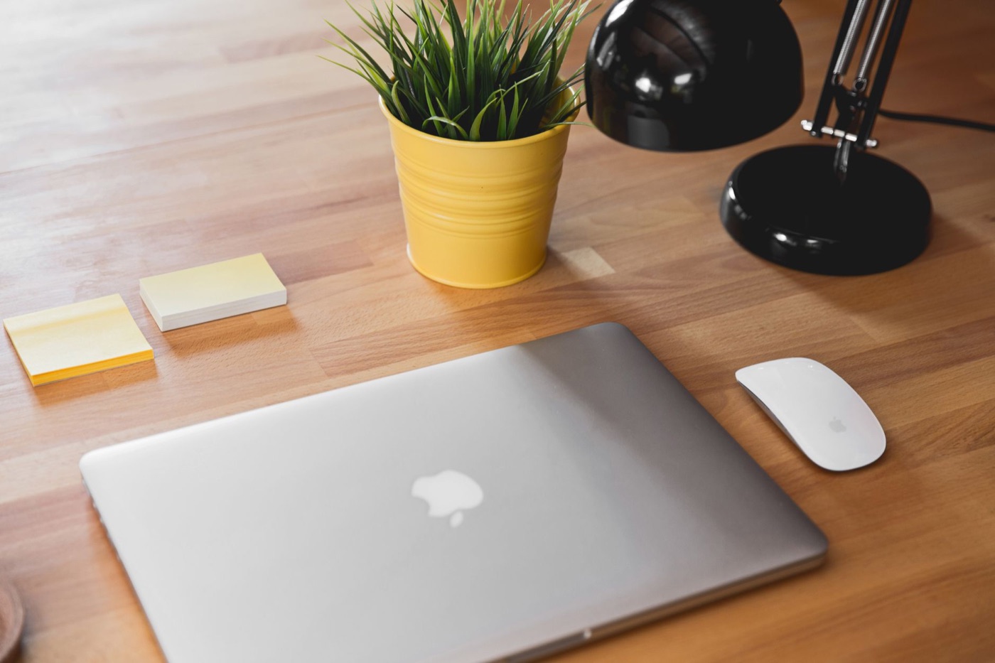 Không gian làm việc với MacBook mở trên bàn