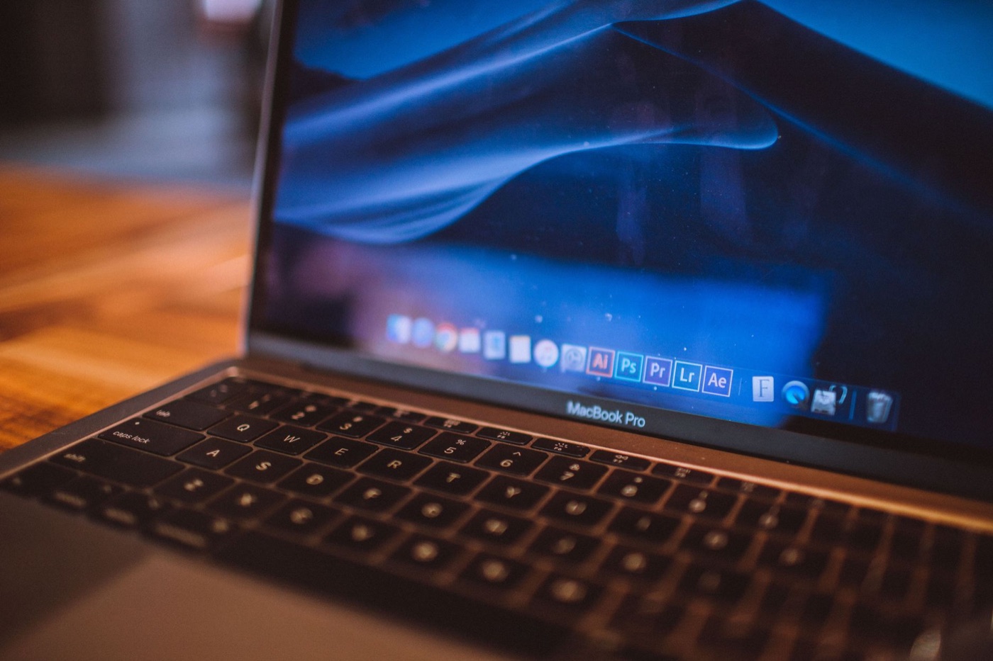 Cận cảnh màn hình MacBook Pro với logo Apple