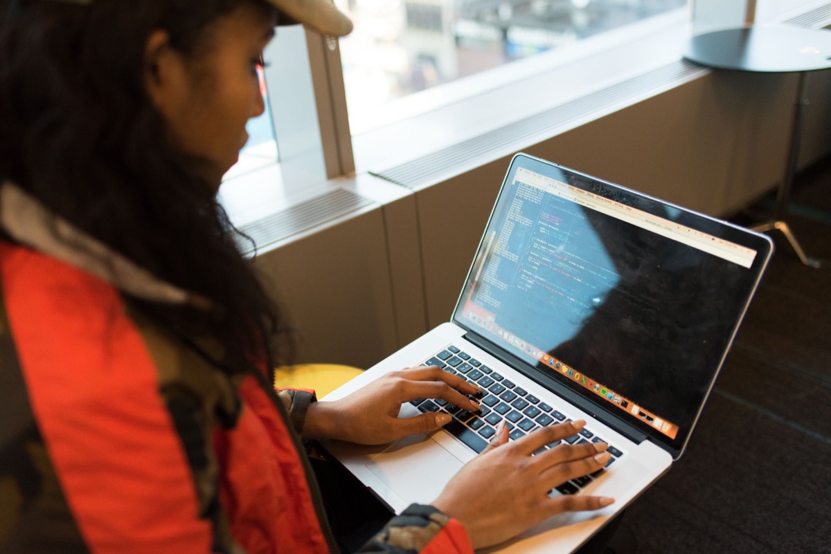 Sinh viên IT nên mua MacBook Air hay MacBook Pro?