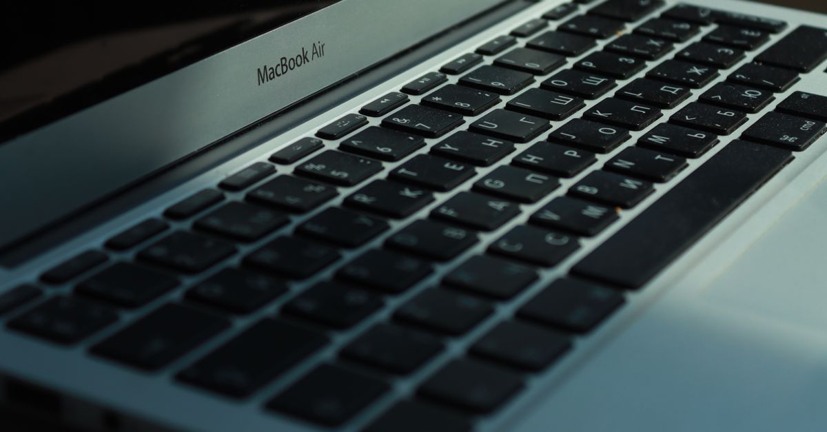 Nên mua MacBook Air M1 hay M2 năm 2026?