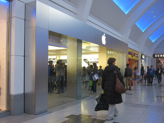 Không gian trưng bày MacBook
